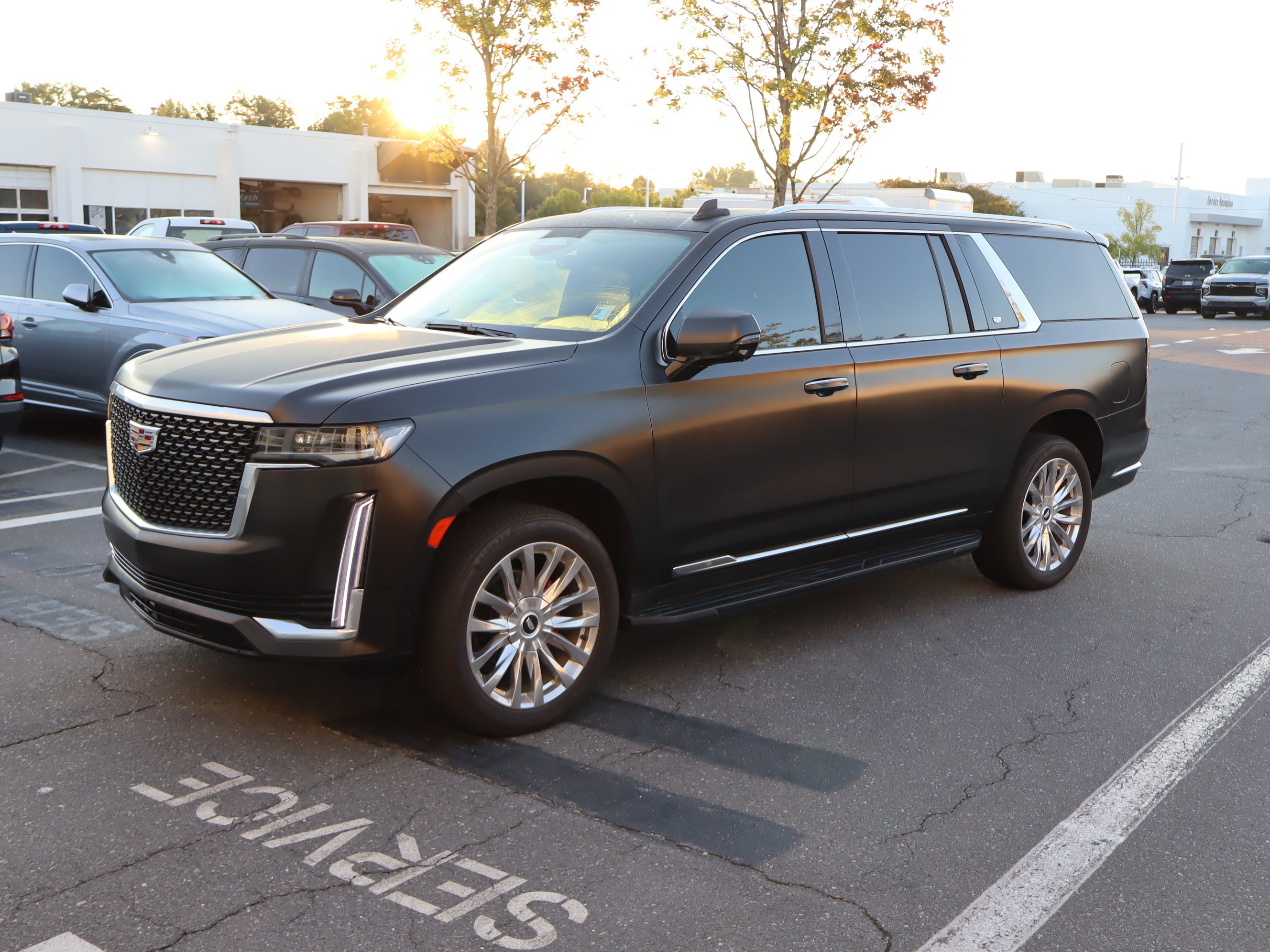 Used 2023 Cadillac Escalade ESV Premium Luxury AWD/4WD image 5