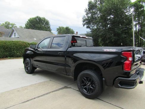 Used 2021 Chevrolet Silverado 1500 LT Trail Boss w/ Convenience Package II image 3
