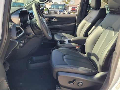 New 2026 Chrysler Pacifica Select image 10