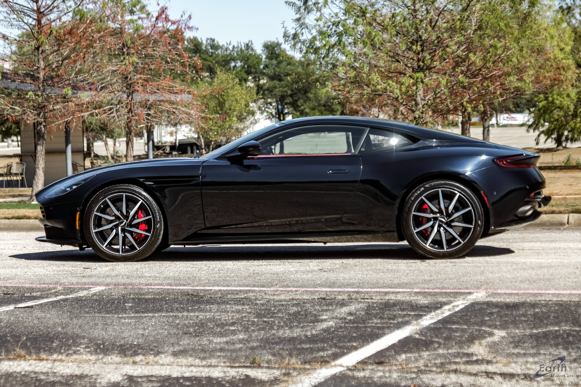 Used 2021 Aston Martin DB11 Coupe RWD image 4
