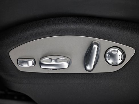 Certified 2026 Porsche Macan AWD/4WD image 25