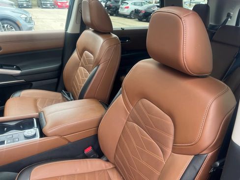 Certified 2024 Nissan Pathfinder Platinum w/ Black Appearance Package AWD/4WD image 5