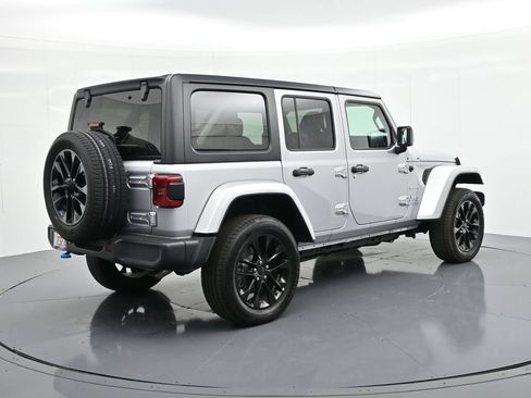 Used 2022 Jeep Wrangler Unlimited Sahara w/ Cold Weather Group AWD/4WD image 6