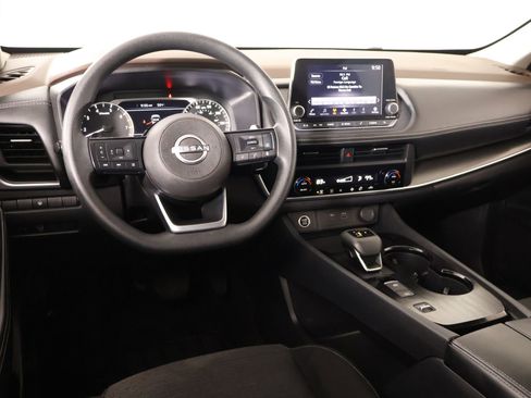 Used 2023 Nissan Rogue SV image 2