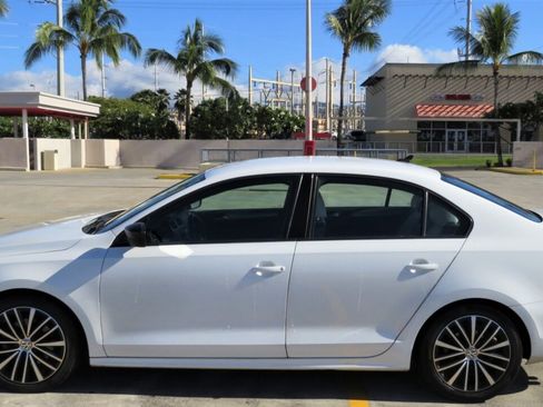 Used 2018 Volkswagen Jetta SE FWD image 2