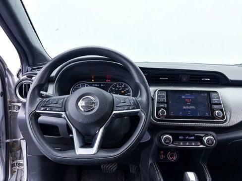 Used 2018 Nissan Kicks SV FWD image 3