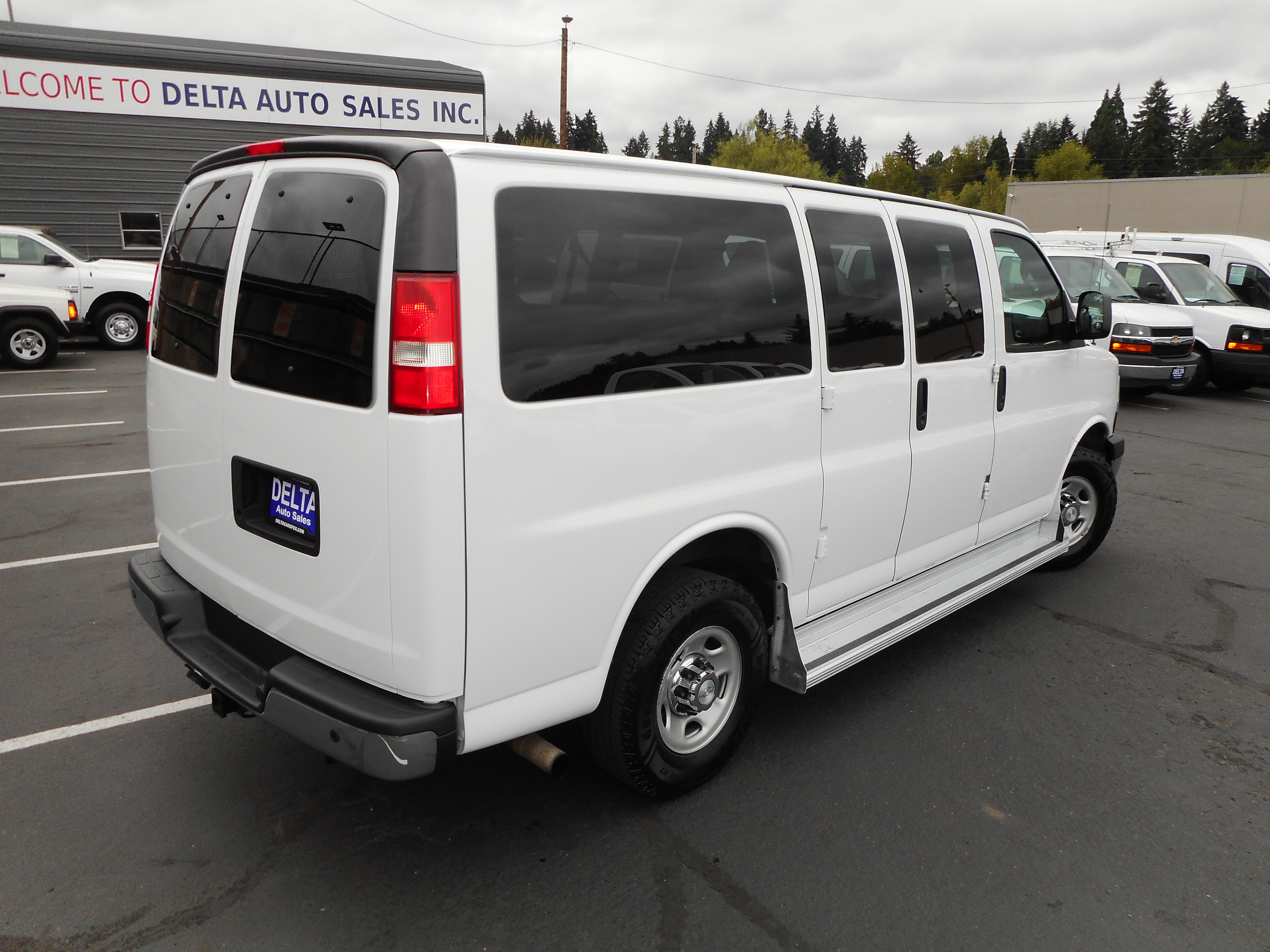 Used 2017 Chevrolet Express 3500 LT w/ LT Preferred Equipment Group RWD image 8