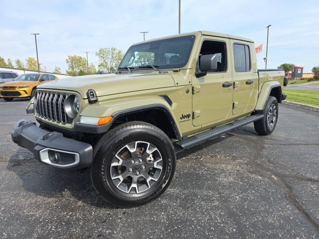Used 2025 Jeep Gladiator Sport w/ Premium Package AWD/4WD image 2