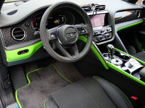 New 2025 Bentley Bentayga image 2