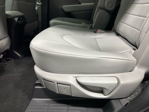 Used 2025 Toyota Highlander XLE image 47