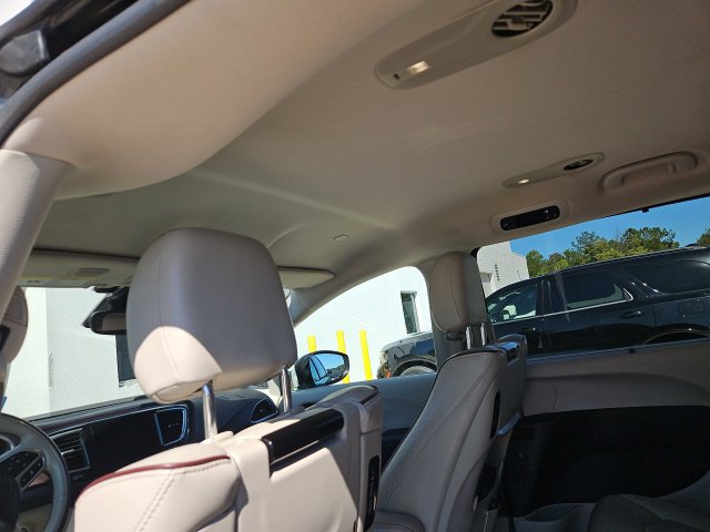 Used 2017 Chrysler Pacifica Limited FWD image 41