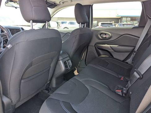 Used 2019 Jeep Cherokee Latitude w/ Popular Appearance Group AWD/4WD image 28