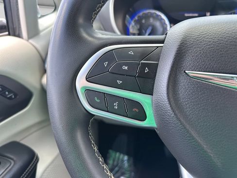 Used 2022 Chrysler Pacifica Touring-L FWD image 28