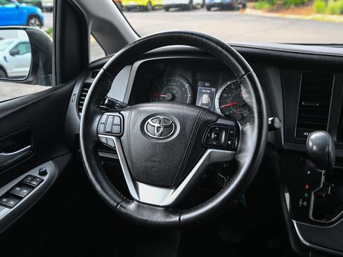 Used 2017 Toyota Sienna SE FWD image 31