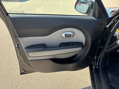 Used 2014 Kia Soul FWD image 12