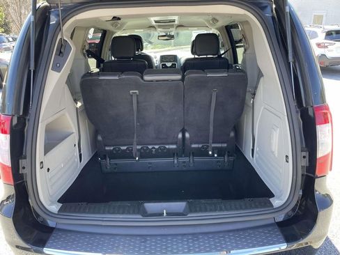 Used 2014 Chrysler Town & Country Touring-L w/ Driver Convenience Group image 11
