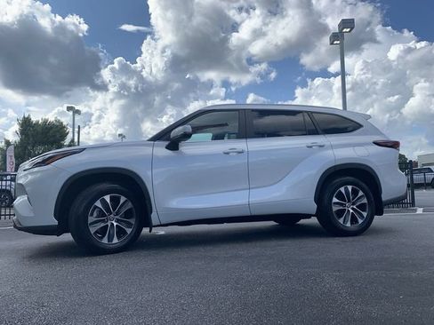 Used 2025 Toyota Highlander XLE FWD image 5