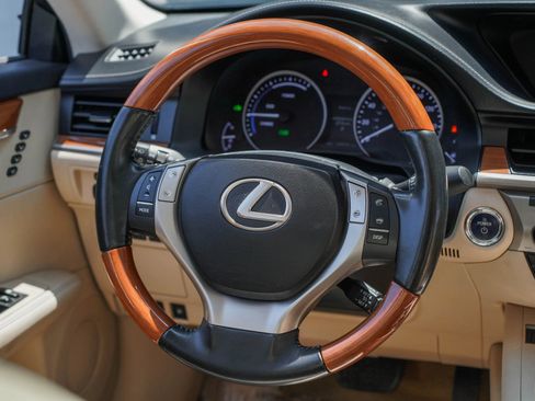 Used 2015 Lexus ES 300h w/ Navigation System Package FWD image 15