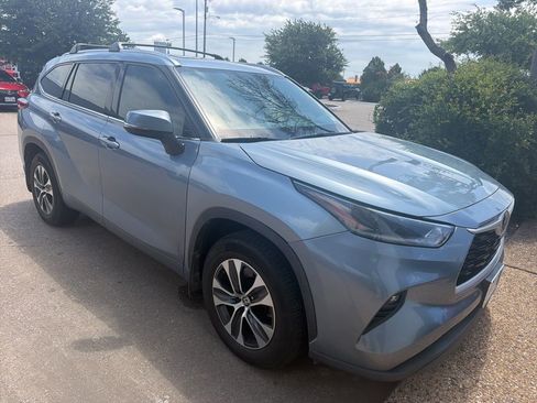 Used 2021 Toyota Highlander XLE FWD image 3