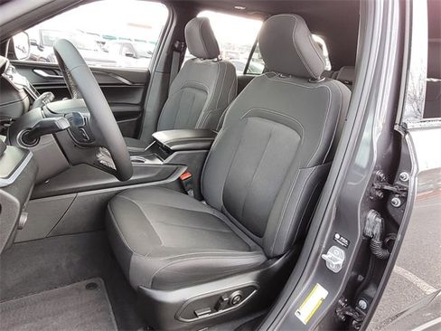 Used 2025 Jeep Grand Cherokee Laredo X image 8