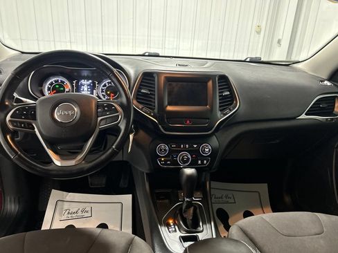 Used 2019 Jeep Cherokee Latitude w/ Cold Weather Group FWD image 20