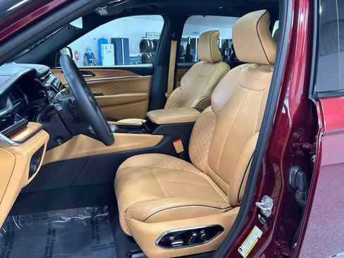 Used 2025 Jeep Grand Cherokee Summit AWD/4WD image 10