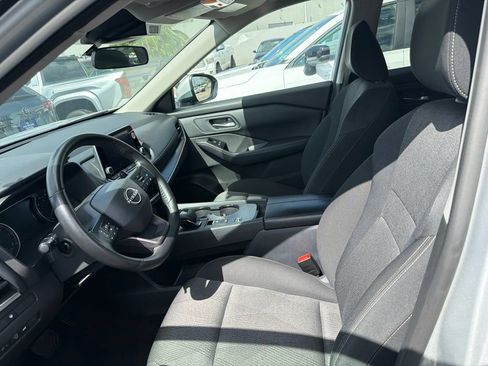 Used 2025 Nissan Rogue SV FWD image 2