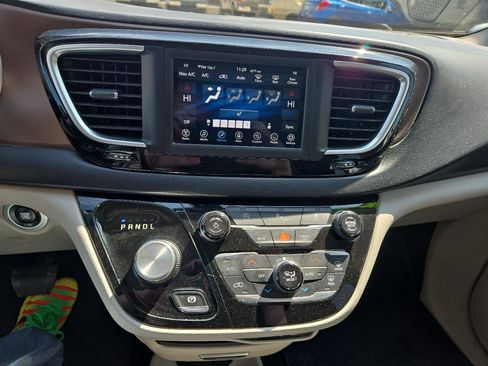 Used 2018 Chrysler Pacifica Touring-L FWD image 7
