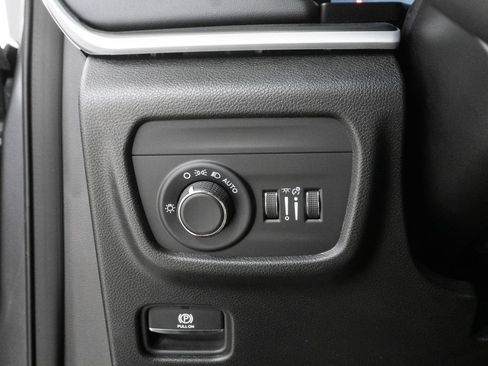 Used 2025 Jeep Grand Cherokee Altitude AWD/4WD image 16