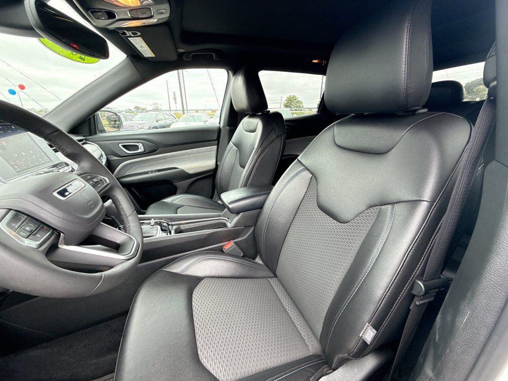 Used 2025 Jeep Compass Latitude w/ Sun & Sound Group AWD/4WD image 22