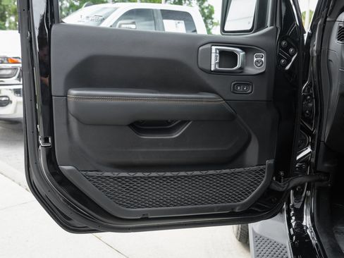 Used 2025 Jeep Wrangler Unlimited Sahara AWD/4WD image 31