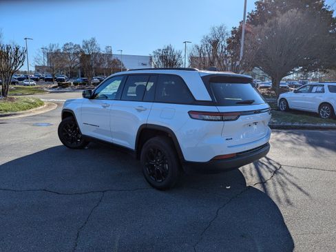 Used 2025 Jeep Grand Cherokee Altitude image 7