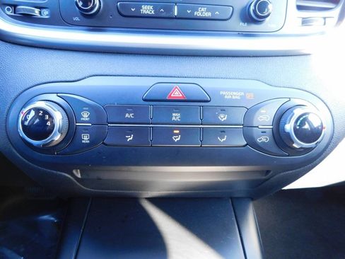 Used 2016 Kia Sorento LX image 15