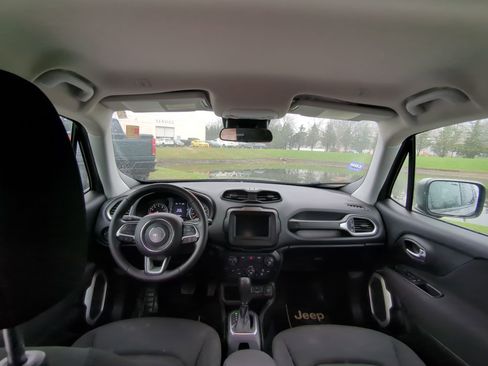 Used 2020 Jeep Renegade Latitude FWD image 10