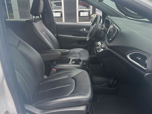 Used 2025 Chrysler Pacifica Select image 4