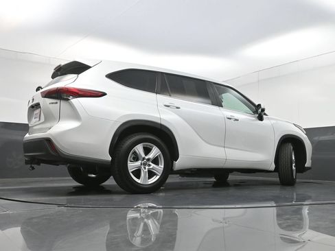 Used 2023 Toyota Highlander LE FWD image 31