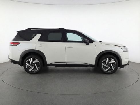 Used 2025 Nissan Kicks SV image 11