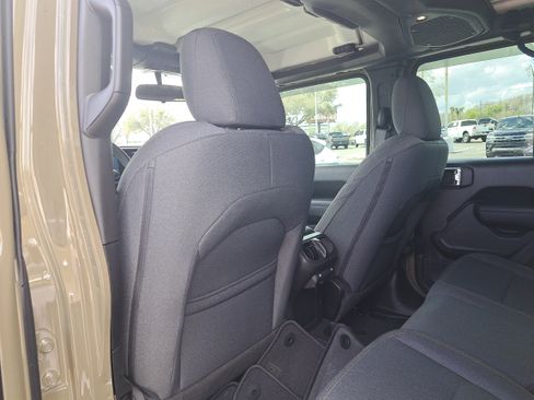 Used 2025 Jeep Gladiator Sport image 10