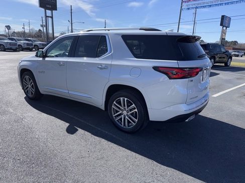 Used 2023 Chevrolet Traverse High Country image 3