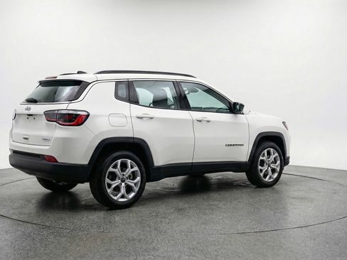 Used 2025 Jeep Compass Latitude AWD/4WD image 9
