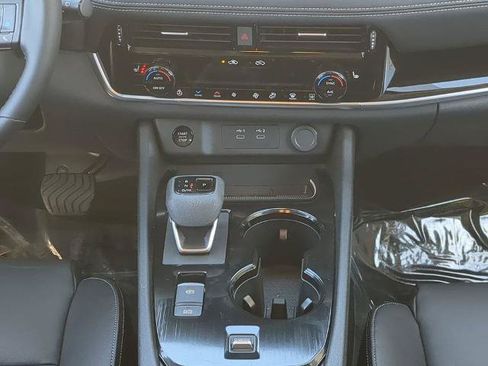 Certified 2025 Nissan Rogue SL w/ Tech Package FWD image 19