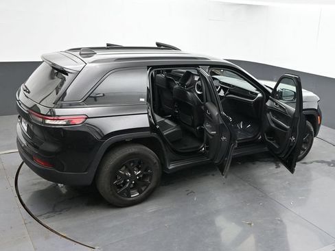 Used 2025 Jeep Grand Cherokee Altitude AWD/4WD image 63