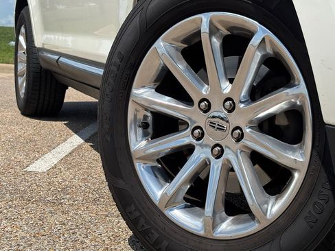 Used 2012 Lincoln MKX FWD image 2