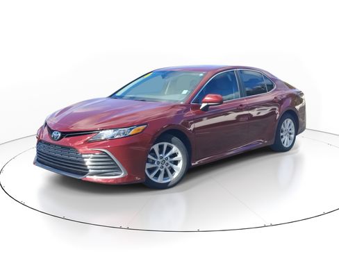 Used 2021 Toyota Camry LE image 2