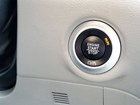 Used 2023 Chrysler Pacifica Touring-L FWD image 18