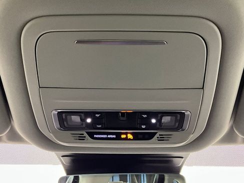 Used 2025 Lincoln Nautilus Premier image 13