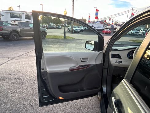 Used 2013 Toyota Sienna XLE image 26
