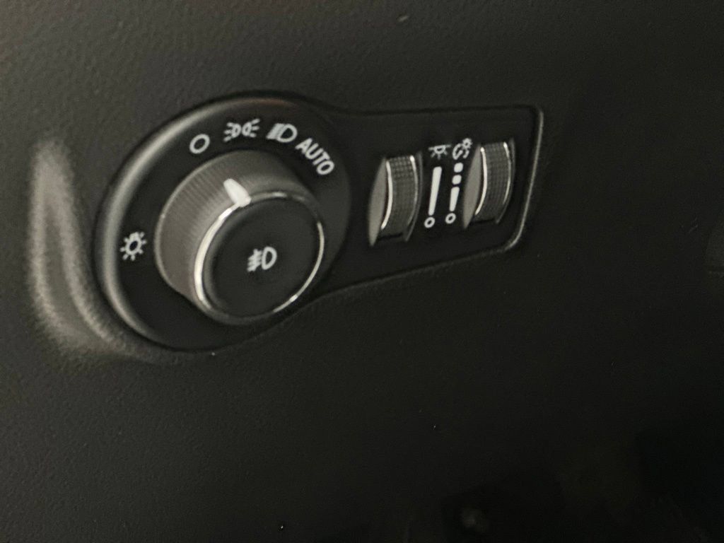 Used 2025 Jeep Compass Limited AWD/4WD image 16