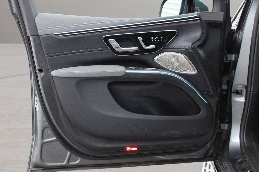 Used 2023 Mercedes-Benz EQS 580 4MATIC SUV w/ Exclusive Trim Package image 16