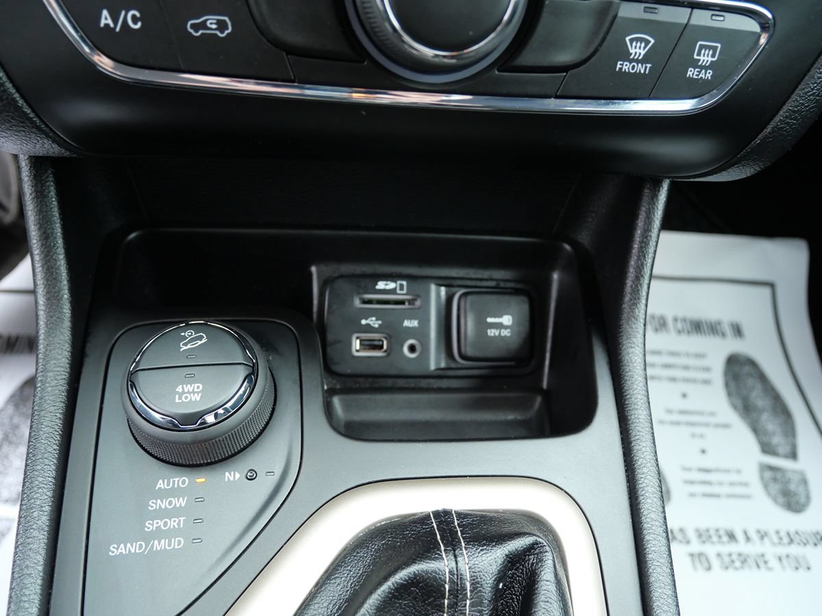 Used 2017 Jeep Cherokee Latitude w/ Cold Weather Group AWD/4WD image 13